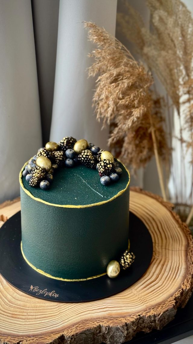 Zelená a zlatá k sobě prostě patří 💚💛  A zlaté mandle z @dianacompanycz se staly součástí mého zdobení i mlsání 🤭  #bezlepku #bezlepkove #dorty #dortypraha #dortynaobjednavku #dortynazakazku #narozeniny #narozeninovydort #glutenfree #cake #cakedecorating #cakedesign #birthday #birthdaycake #sweet #wedding #weddingcake #green #greencake #goldencake
