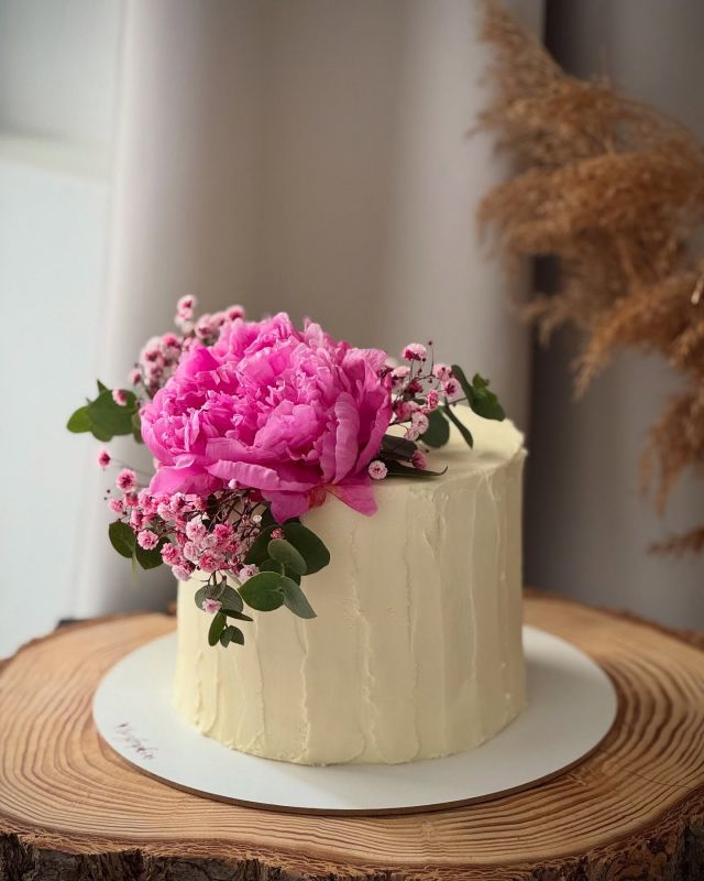 Sehnat pivoňky v březnu je tedy pěkný oříšek, ale co bych pro oslavenkyni neudělala 😉🌸🌺  #bezlepku #bezlepkove #dorty #dortypraha #dortynaobjednavku #dortynazakazku #narozeniny #narozeninovydort #glutenfree #cake #cakedecorating #cakedesign #birthday #birthdaycake #sweet #wedding #weddingcake